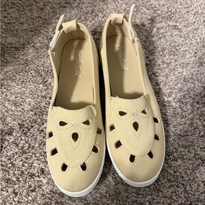 NWOT Comfortview Beige Cutout Slip-On Flats size 9.5